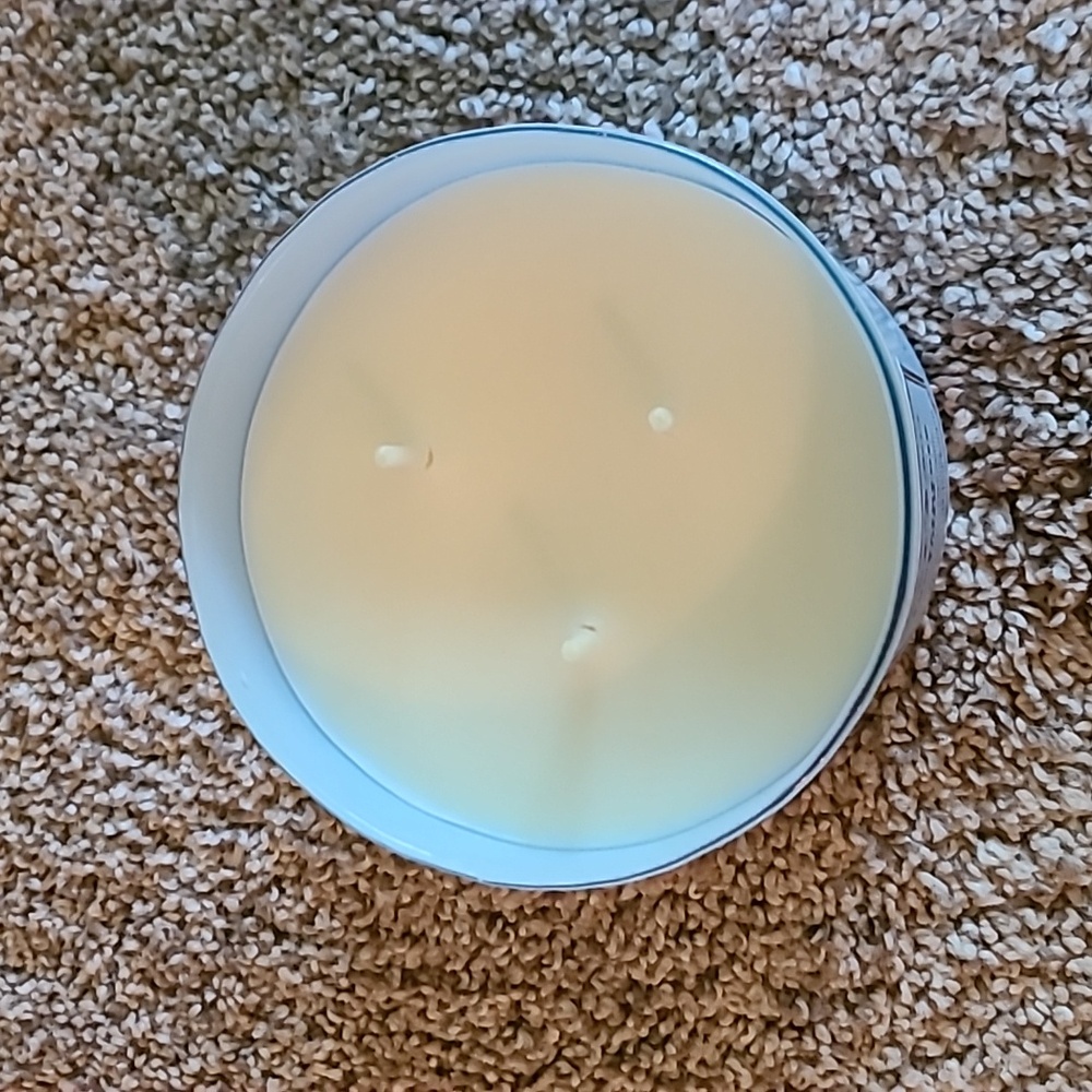 🎉Host Pick🎉 Bath & Body Works 3 Wick Candle SUNDRENCHED LINEN - Picture 3 of 5